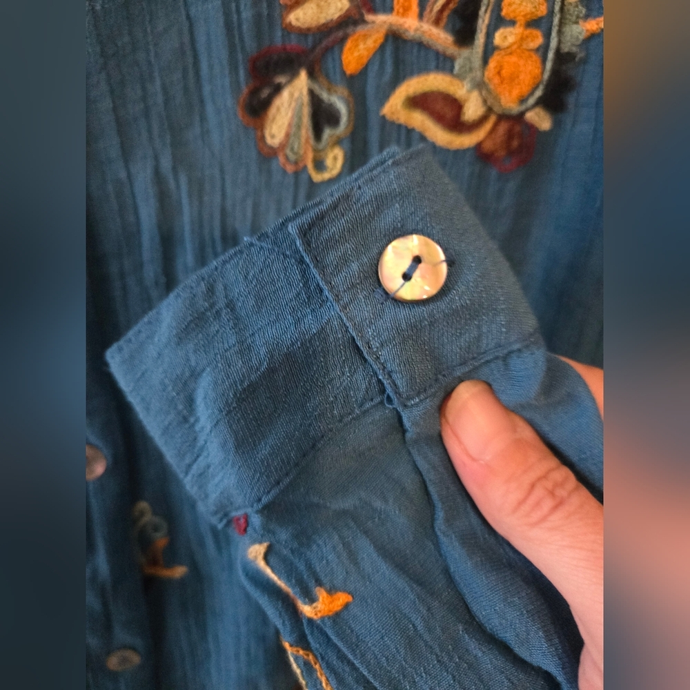 Women's Fig And Flower Teal Floral Embroidered Roll Tab Button Up Size Small - Picture 4 of 14